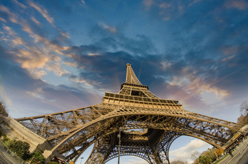 Fototapeta na wymiar Kolory Wieży Eiffla w Paryżu