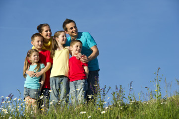 Fototapeta premium Familie beim wandern in der Natur.