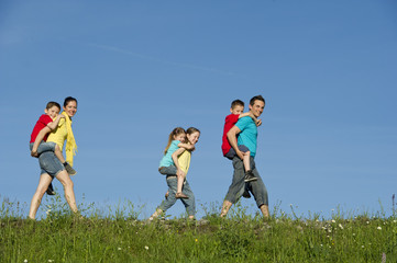 Fototapeta premium Familie beim wandern in der Natur.