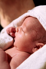 noworodek - małe dziecko po urodzeniu - w kąpieli - kąpiel noworodka