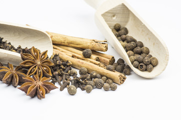 Weihnachtliche Gewürze