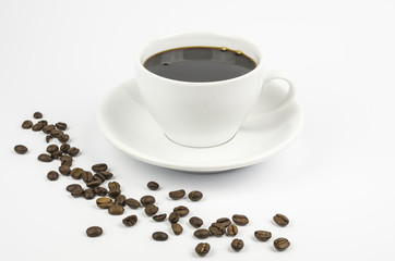 Tasse mit Bohnenkaffee