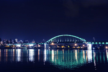 Obraz na płótnie Canvas Most nocą