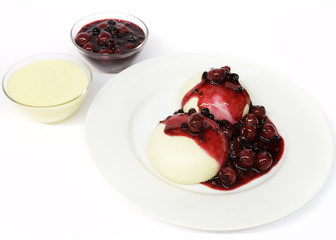 Germknödel mit roter Grütze
