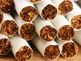 Detalle de un grupo de cigarrillos.