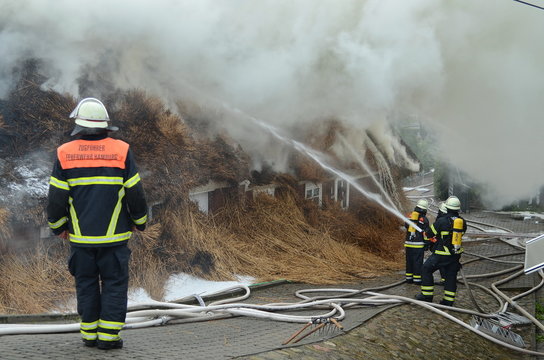 Feuer / L&ouml;scharbeiten Reetdachhaus