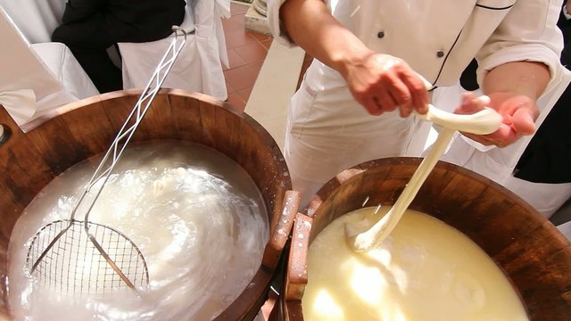 Produzione mozzarella campana doc