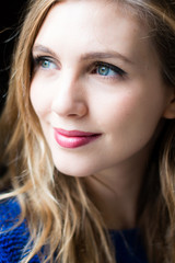 Obraz premium smiling young attractive woman