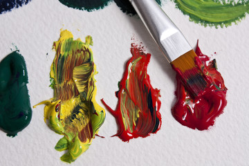 Pennello e colori a tempera