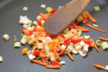 Gewürfelte Gemüse in Pfanne dünsten