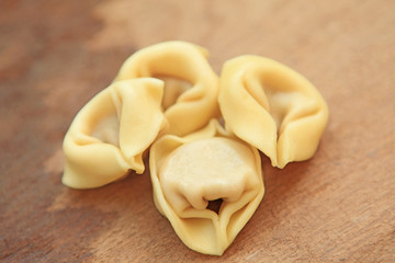 Tortellini auf Holz Hintergrund