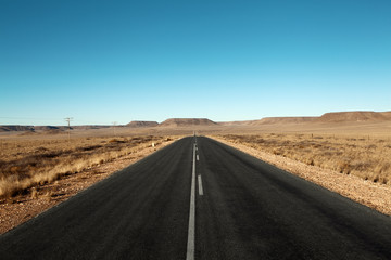 Fototapeta na wymiar droga asfaltowa na pustyni