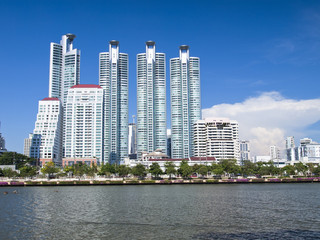 Fototapeta na wymiar Highrise modern building in Bangkok, Thailand.
