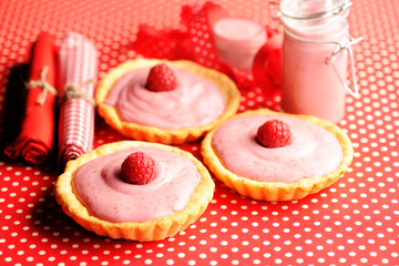 Cake with raspberry yogurt dessert