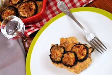 Une petite assiette de gratin d'aubergines