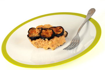 Gratin d'aubergines dans une assiette