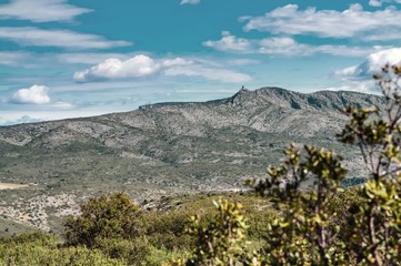 Paysage de Garrigue aride_Garrigue arid landscape.