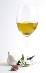 bicchiere con olio d'oliva