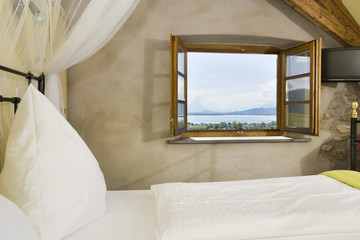 Schlafzimmer mit geöffnetem Fenster