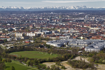 München bei Föhn mit Alpenpanorama