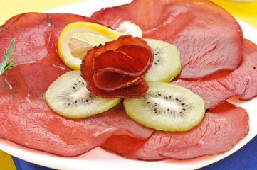 Bresaola con kiwi e limone, antipasto