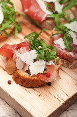 Ciabatta z szynką prosciutto, parmezanem  i rukolą