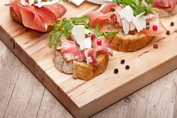 Ciabatta z szynką prosciutto i rukolą