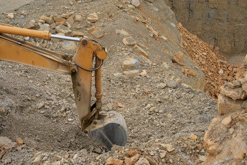Bagger im Steinbruch