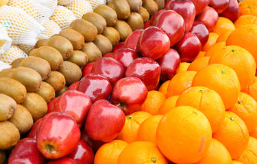 Frisches Obst Äpfel orangen kiwis
