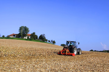 Obraz premium Landwirt mit Traktor auf Feld