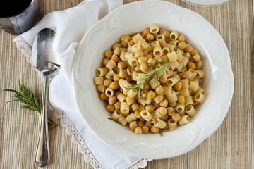 Piatto di pasta e ceci