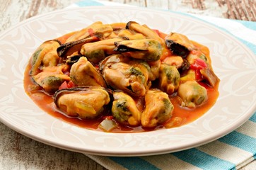 Guiso de mejillones con salsa de tomate,cebolla y pimiento