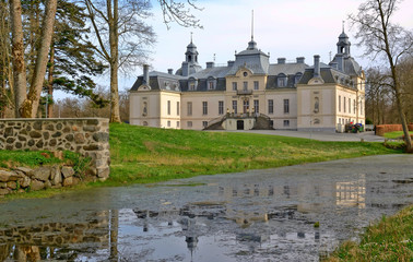 Kronovall's castle with water reflection