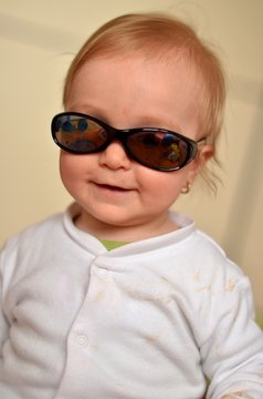bébé avec lunettes de soleil Stock Photo | Adobe Stock