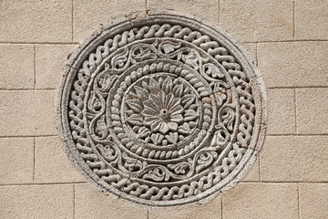 kunstvolles rundes Ornament in einer Hauswand