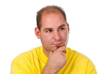 Junger Mann schaut skeptisch