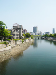 Fototapeta na wymiar Płynący przez Motoyasu Peace Memorial Park w Hiroszimie