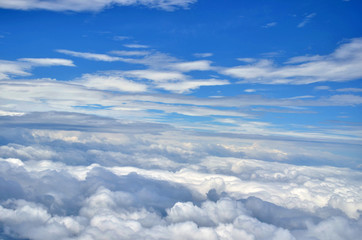 Fototapeta na wymiar Błękitne niebo i morze chmur