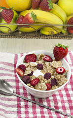 Cereales integrales con frutos rojos deshidratados.