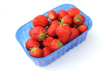 Erdbeeren im Verkaufsbehälter