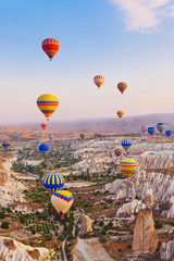 Heißluftballon fliegt über Kappadokien Türkei
