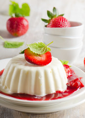 Dessert with cream and strawberries