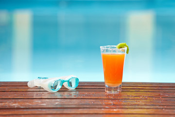 Cocktail am Pool mit Schwimmbrille