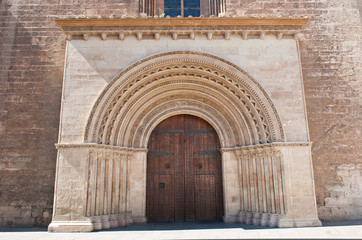 Fototapeta na wymiar Wejście do katedry Wniebowzięcia NMP w Walencji