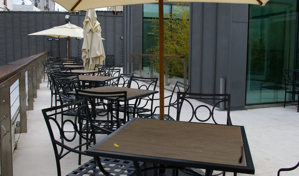 Terrasse de bistrot  sur le toit.