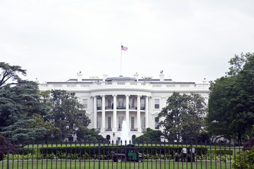 Fototapeta na wymiar Weißes Haus in Washington - Nordflügel mit weißem Himmel