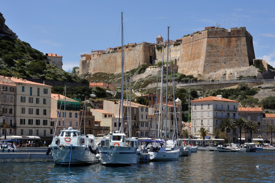 Bonifacio- Citadelle vue depuis le port de plaisance