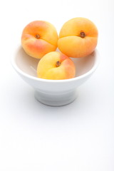 Tres albaricoques en bol, arriba