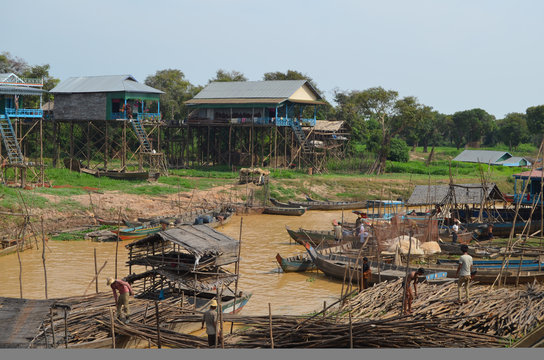 Vista de la aldea flotante de Kompong Pluk en el lago de Tonle S