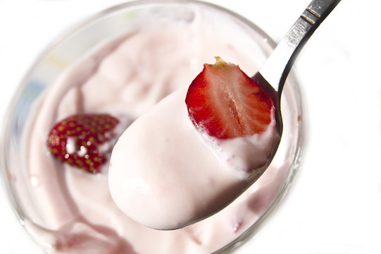 Strawberry yogut with slices of fresh strawberries